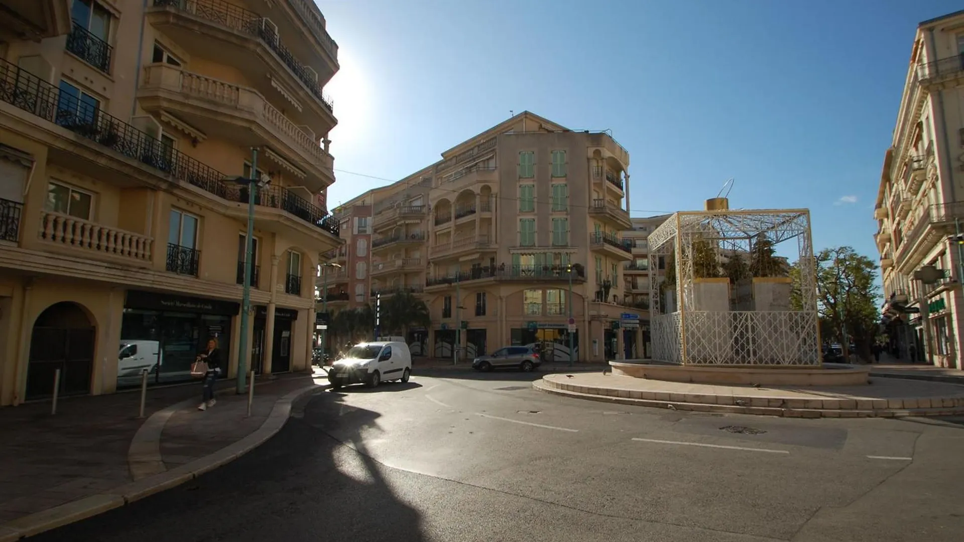 Grand 2P Face Mer Avec Balcon, Parking, Piscine Et Spa En Centre-Ville A Menton - Fr-1-196-284