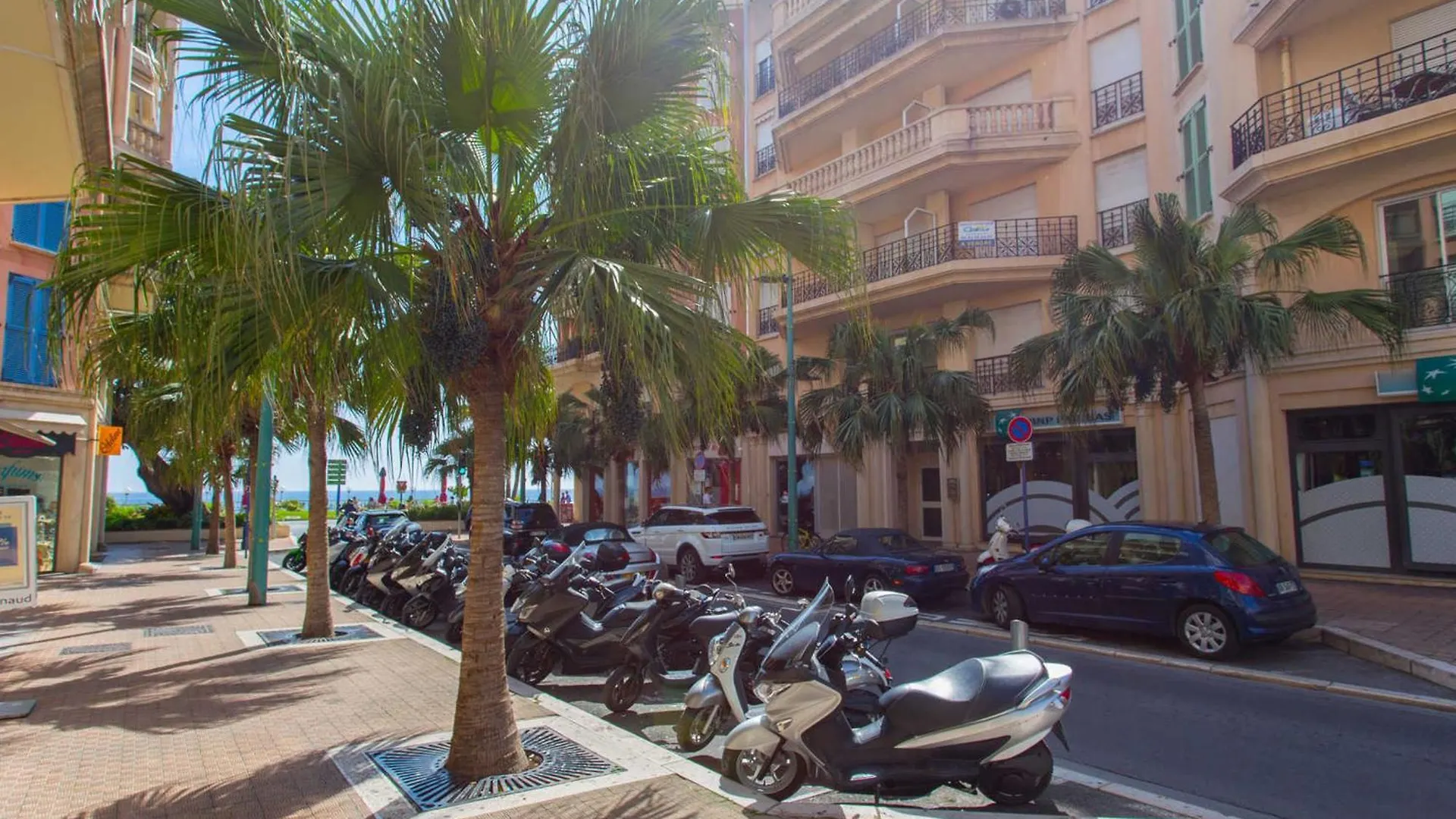 Grand 2P Face Mer Avec Balcon, Parking, Piscine Et Spa En Centre-Ville A Menton - Fr-1-196-284 France