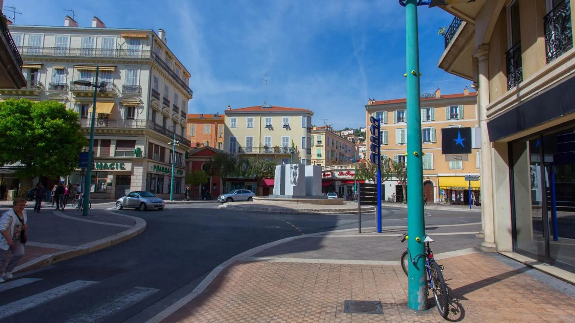 Grand 2P Face Mer Avec Balcon, Parking, Piscine Et Spa En Centre-Ville A Menton - Fr-1-196-284 0*,  France